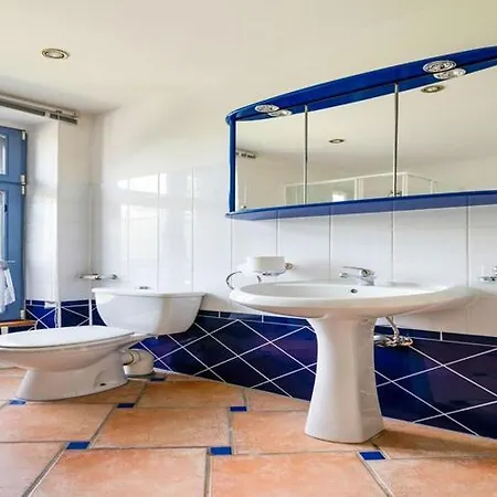 Дом отдыха Luxurious Mansion In Castle Grounds In