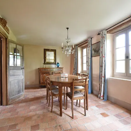 Дом отдыха Luxurious Mansion In Castle Grounds In Lantheuil