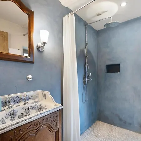 Luxurious Mansion In Castle Grounds In * Lantheuil
